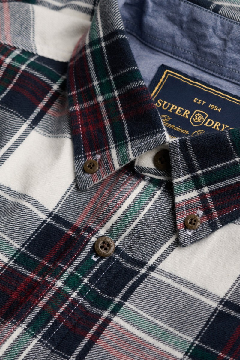  Camisa Superdry de manga larga confeccionada en 100% algodón orgánico con tejido de cuadros ligeramente cepillado. Su corte Relaxed Fit y estética inspirada en el workwear crean un estilo casual, cómodo y atemporal. 