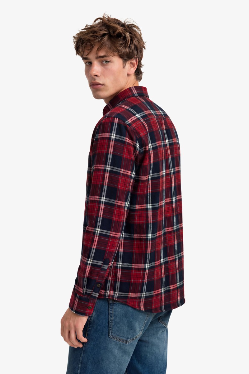  Camisa Superdry de manga larga confeccionada en 100% algodón orgánico con tejido de cuadros ligeramente cepillado. Su corte Relaxed Fit y estética inspirada en el workwear crean un estilo casual, cómodo y atemporal. 