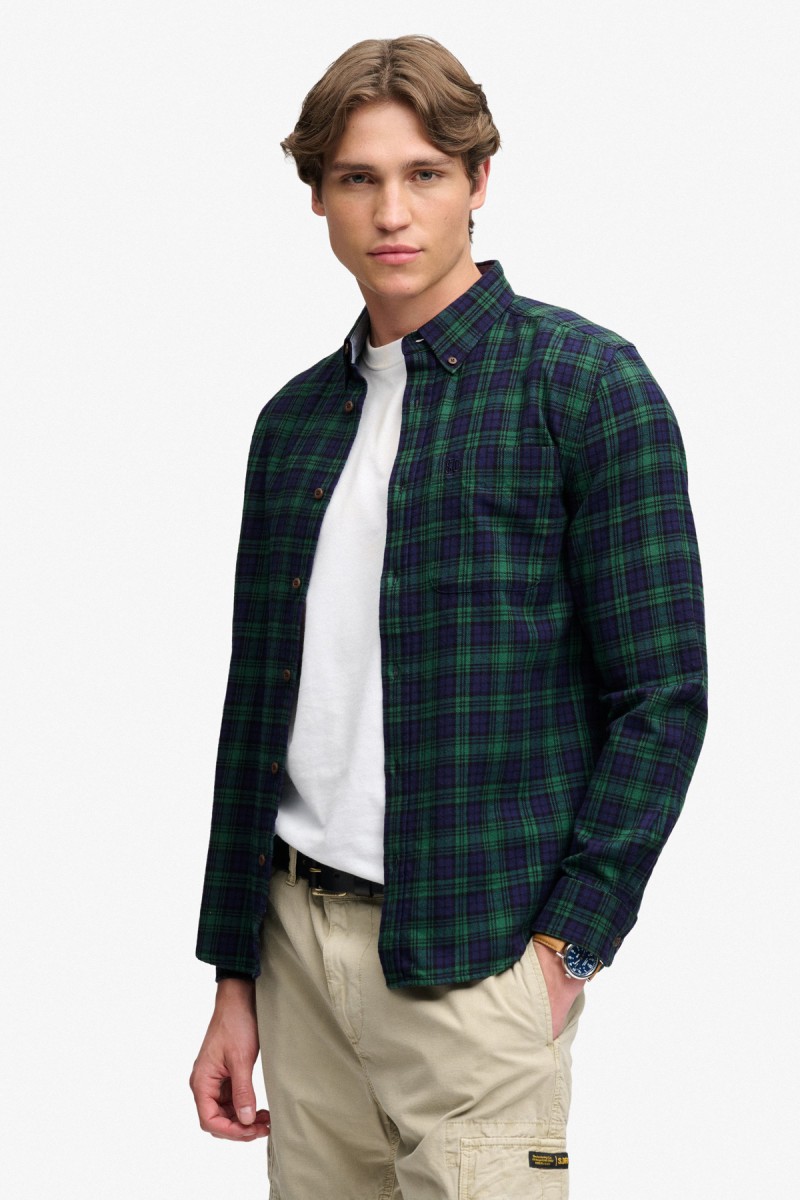  Camisa Superdry de manga larga confeccionada en 100% algodón orgánico con tejido de cuadros ligeramente cepillado. Su corte Relaxed Fit y estética inspirada en el workwear crean un estilo casual, cómodo y atemporal. 