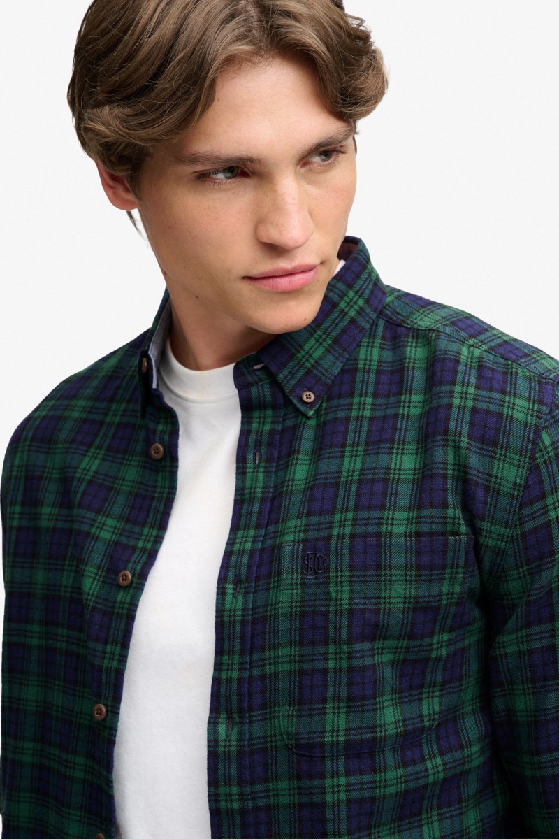  Camisa Superdry de manga larga confeccionada en 100% algodón orgánico con tejido de cuadros ligeramente cepillado. Su corte Relaxed Fit y estética inspirada en el workwear crean un estilo casual, cómodo y atemporal.  2