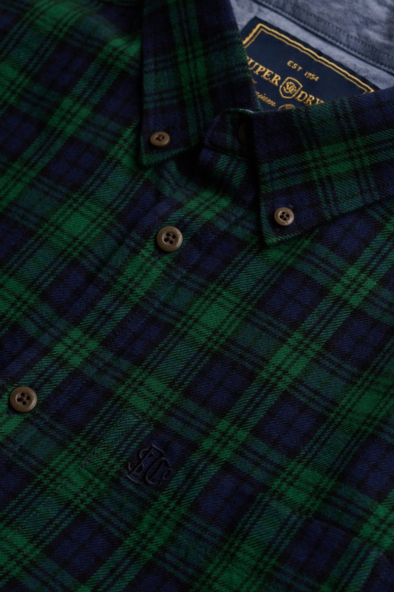 Camisa Superdry de manga larga confeccionada en 100% algodón orgánico con tejido de cuadros ligeramente cepillado. Su corte Relaxed Fit y estética inspirada en el workwear crean un estilo casual, cómodo y atemporal. 
