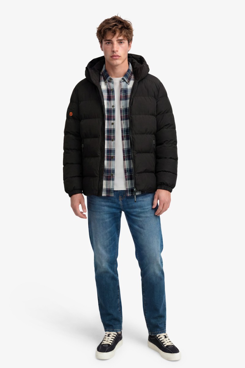  Cazadora acolchada Superdry para hombre con corte Relaxed Fit, capucha ajustable y acabado repelente al agua. Un diseño deportivo y urbano pensado para aportar abrigo y comodidad durante los meses más fríos. 