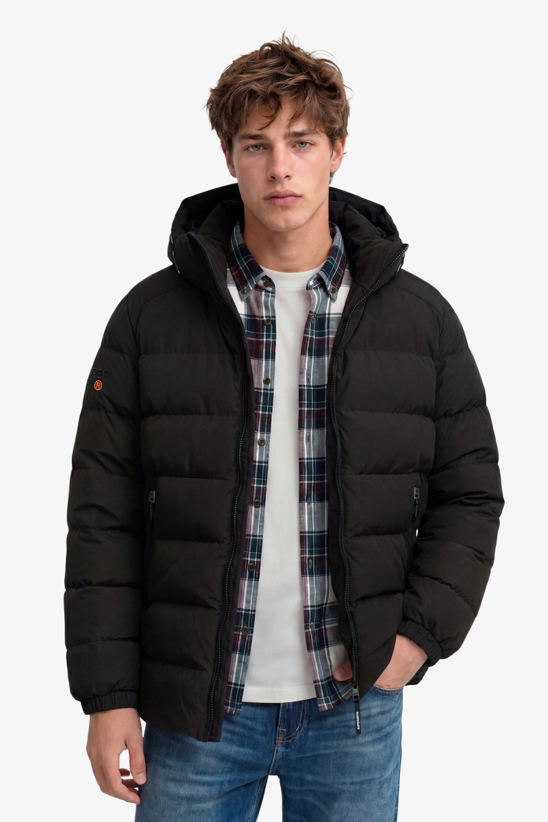  Cazadora acolchada Superdry para hombre con corte Relaxed Fit, capucha ajustable y acabado repelente al agua. Un diseño deportivo y urbano pensado para aportar abrigo y comodidad durante los meses más fríos. 