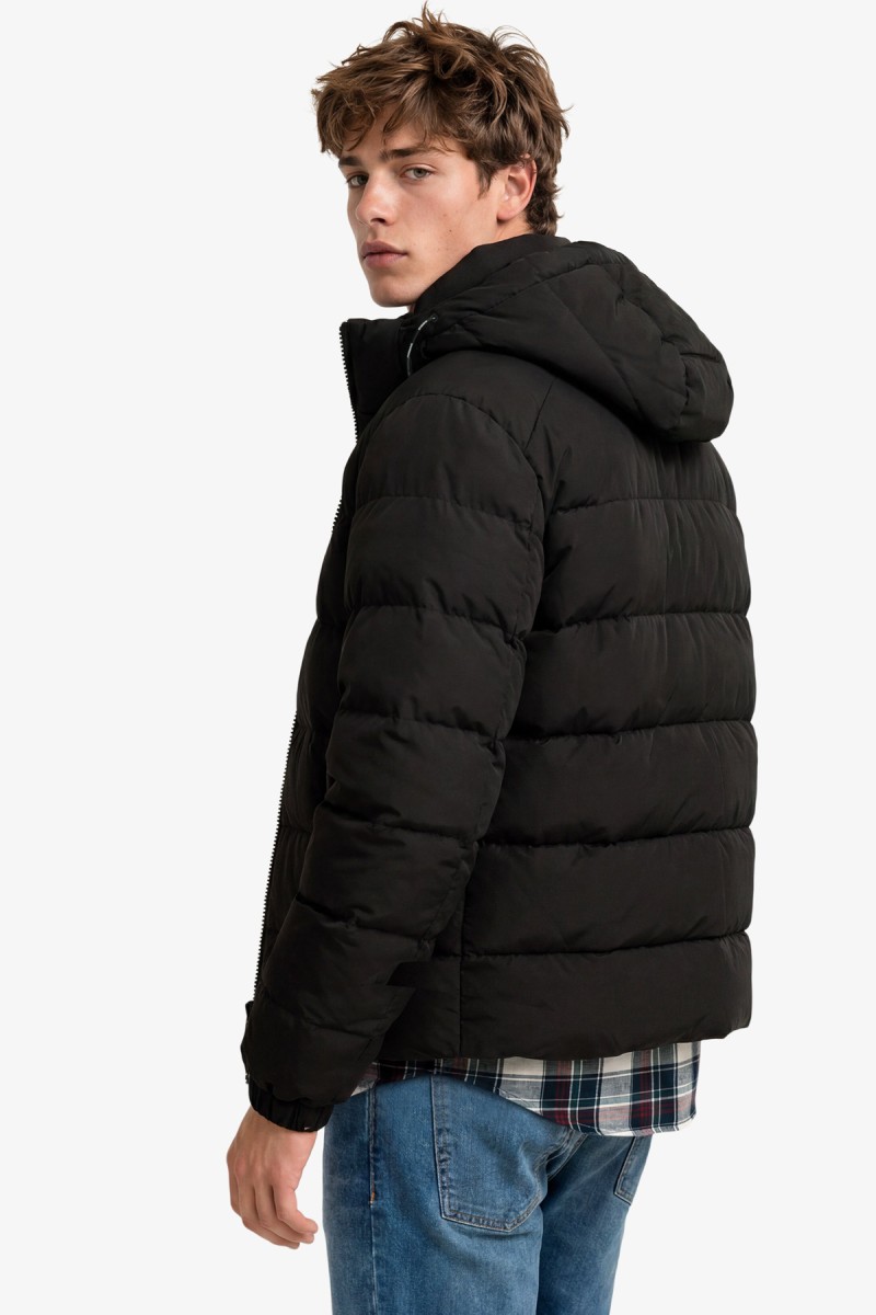  Cazadora acolchada Superdry para hombre con corte Relaxed Fit, capucha ajustable y acabado repelente al agua. Un diseño deportivo y urbano pensado para aportar abrigo y comodidad durante los meses más fríos.  2