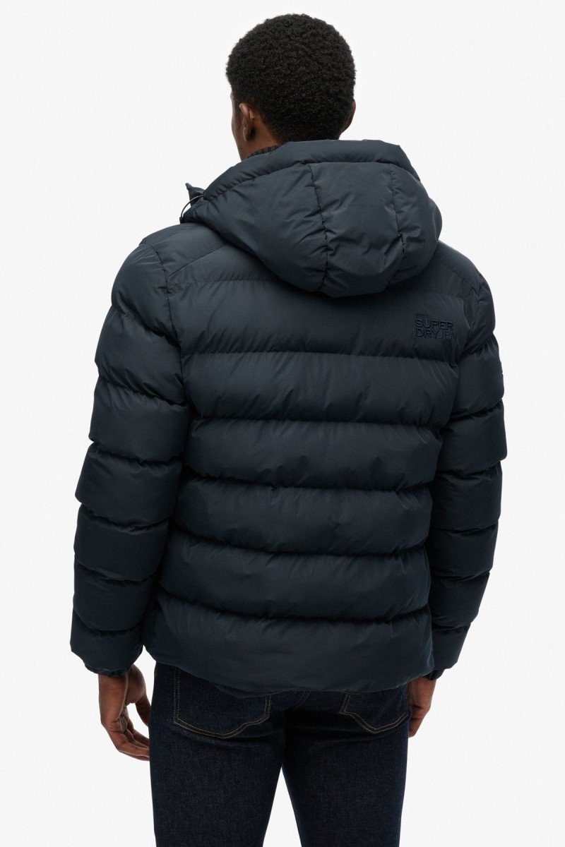  Cazadora acolchada Superdry para hombre con corte Relaxed Fit, capucha ajustable y acabado repelente al agua. Un diseño deportivo y urbano pensado para aportar abrigo y comodidad durante los meses más fríos. 