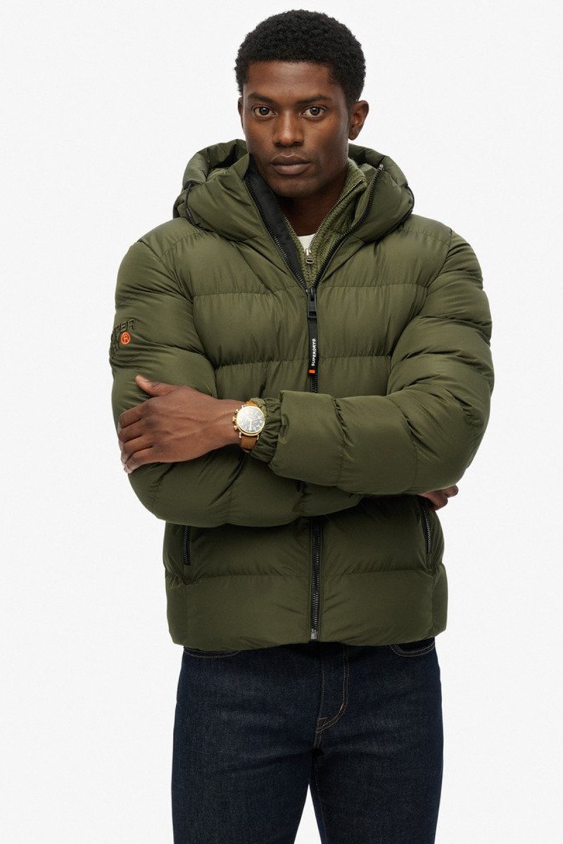  Cazadora acolchada Superdry para hombre con corte Relaxed Fit, capucha ajustable y acabado repelente al agua. Un diseño deportivo y urbano pensado para aportar abrigo y comodidad durante los meses más fríos. 