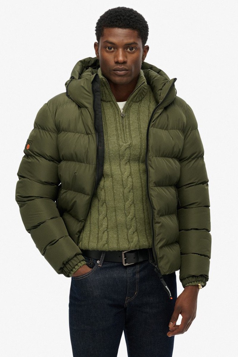  Cazadora acolchada Superdry para hombre con corte Relaxed Fit, capucha ajustable y acabado repelente al agua. Un diseño deportivo y urbano pensado para aportar abrigo y comodidad durante los meses más fríos.  2