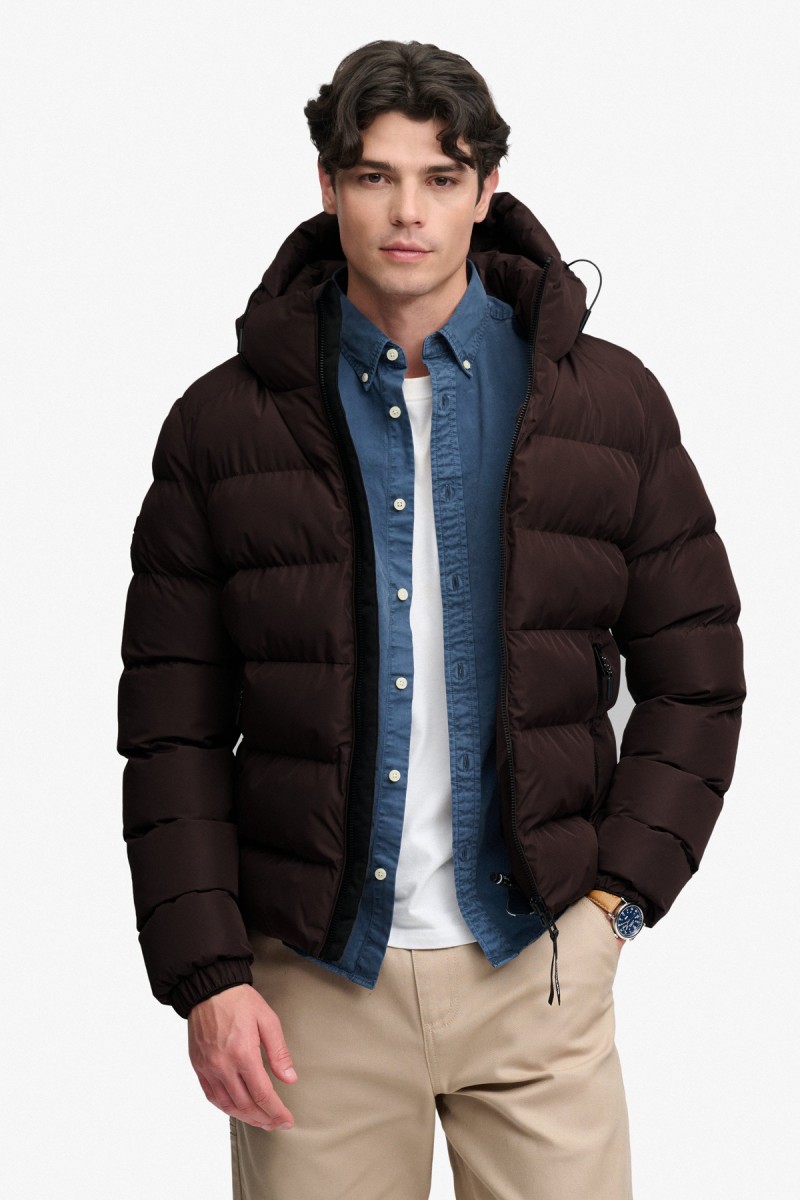 Cazadora acolchada Superdry para hombre con corte Relaxed Fit, capucha ajustable y acabado repelente al agua. Un diseño deportivo y urbano pensado para aportar abrigo y comodidad durante los meses más fríos. 