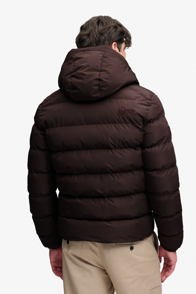  Cazadora acolchada Superdry para hombre con corte Relaxed Fit, capucha ajustable y acabado repelente al agua. Un diseño deportivo y urbano pensado para aportar abrigo y comodidad durante los meses más fríos. 