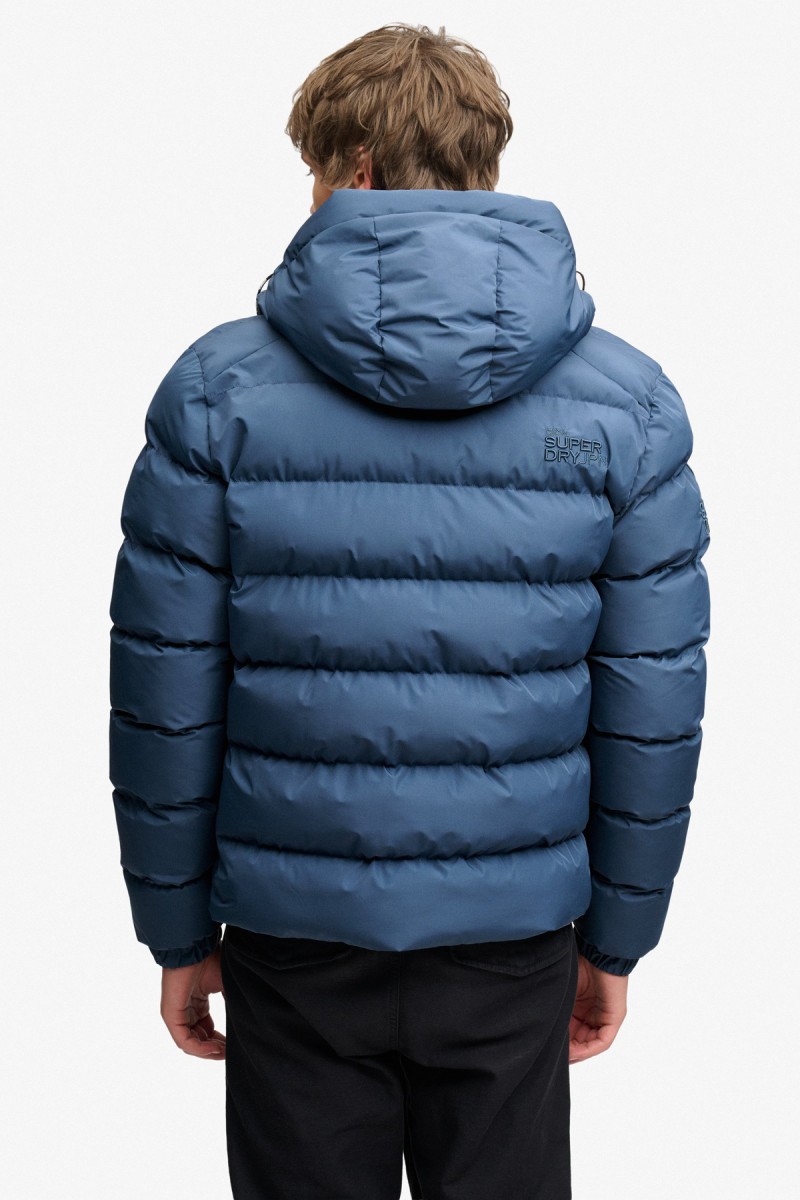  Cazadora acolchada Superdry para hombre con corte Relaxed Fit, capucha ajustable y acabado repelente al agua. Un diseño deportivo y urbano pensado para aportar abrigo y comodidad durante los meses más fríos. 