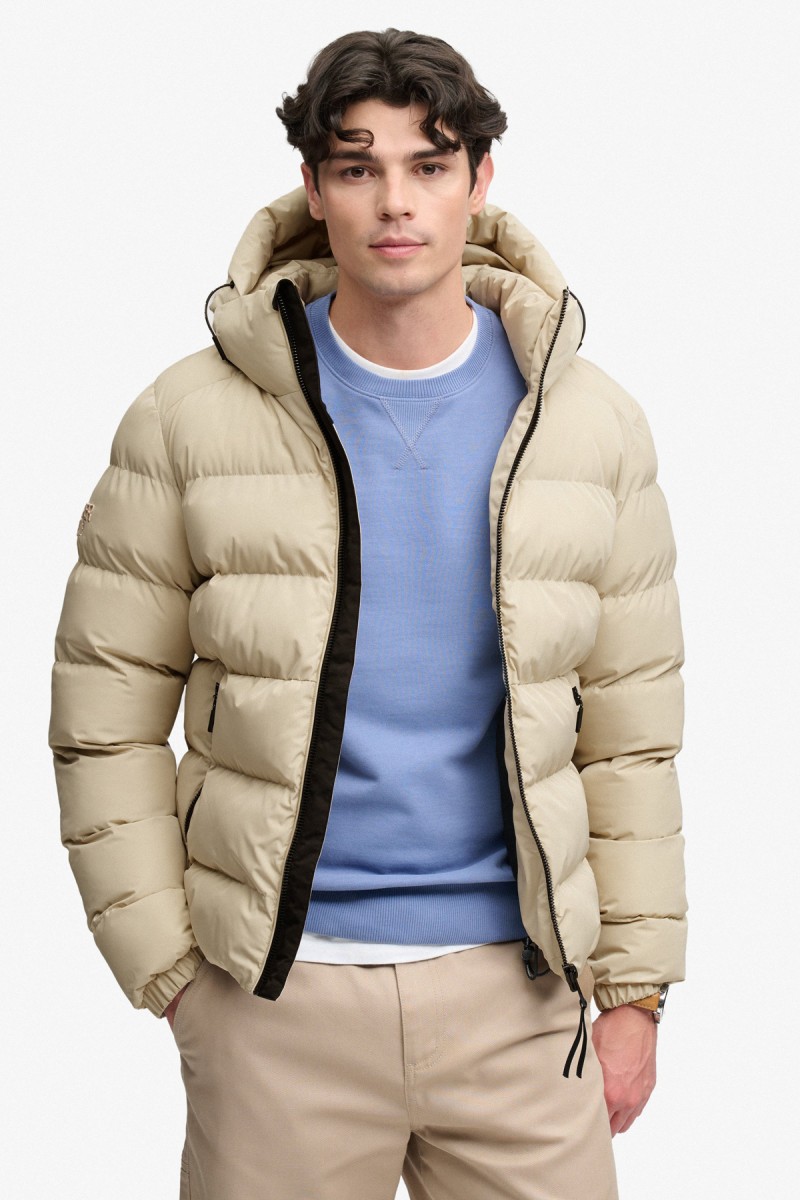  Cazadora acolchada Superdry para hombre con corte Relaxed Fit, capucha ajustable y acabado repelente al agua. Un diseño deportivo y urbano pensado para aportar abrigo y comodidad durante los meses más fríos. 