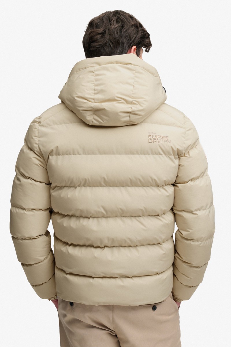  Cazadora acolchada Superdry para hombre con corte Relaxed Fit, capucha ajustable y acabado repelente al agua. Un diseño deportivo y urbano pensado para aportar abrigo y comodidad durante los meses más fríos. 