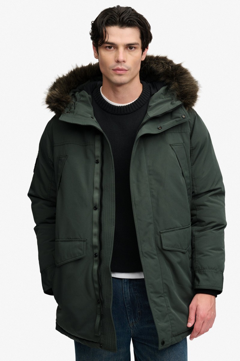  Parka Superdry acolchada para hombre con diseño largo, corte Loose Fit y capucha con pelo sintético desmontable. Una prenda cálida y funcional con acabado repelente al agua, perfecta para los meses más fríos. 