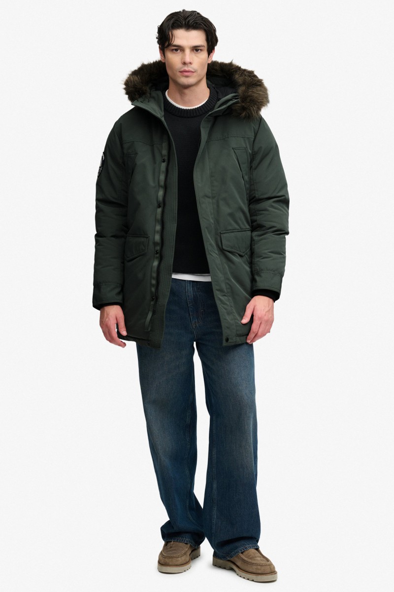 Parka Superdry acolchada para hombre con diseño largo, corte Loose Fit y capucha con pelo sintético desmontable. Una prenda cálida y funcional con acabado repelente al agua, perfecta para los meses más fríos. 