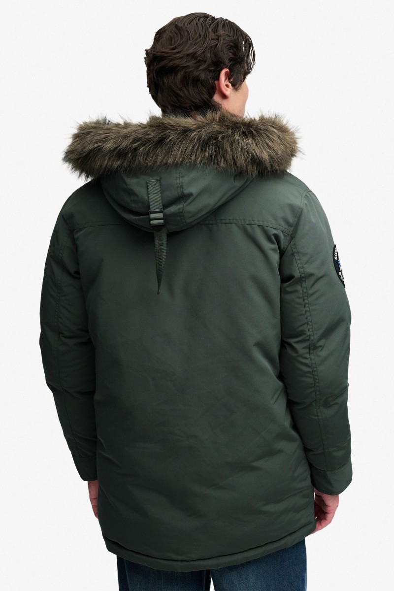  Parka Superdry acolchada para hombre con diseño largo, corte Loose Fit y capucha con pelo sintético desmontable. Una prenda cálida y funcional con acabado repelente al agua, perfecta para los meses más fríos. 