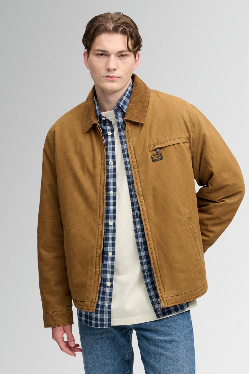  Cazadora Superdry para hombre de inspiración workwear con corte Relaxed Fit, tejido de sarga y característico cuello de pana. Su forro acolchado y sus múltiples bolsillos completan una prenda versátil con marcada estética heritage. 