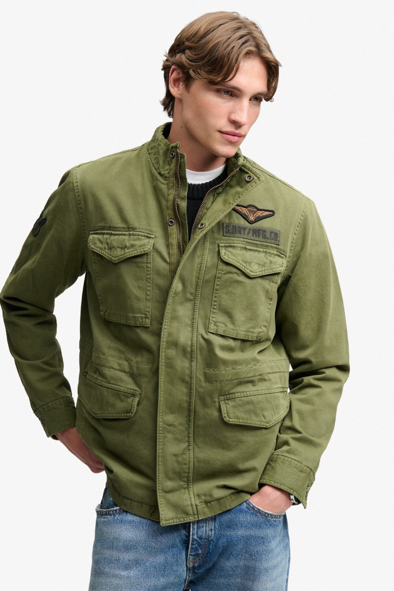 Cazadora Superdry para hombre inspirada en la clásica chaqueta militar M65, confeccionada en algodón y con corte Relaxed Fit. Sus múltiples bolsillos, cuello alto y detalles de inspiración vintage aportan un marcado carácter utilitario. 