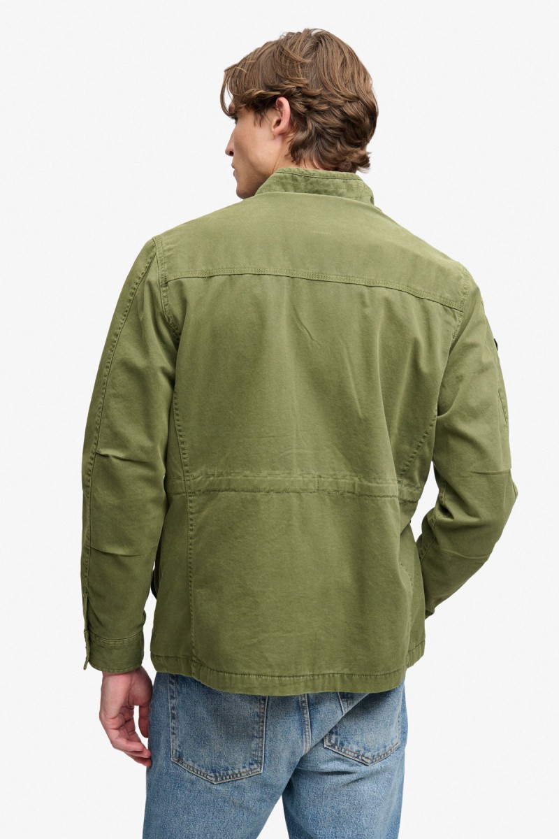  Cazadora Superdry para hombre inspirada en la clásica chaqueta militar M65, confeccionada en algodón y con corte Relaxed Fit. Sus múltiples bolsillos, cuello alto y detalles de inspiración vintage aportan un marcado carácter utilitario. 