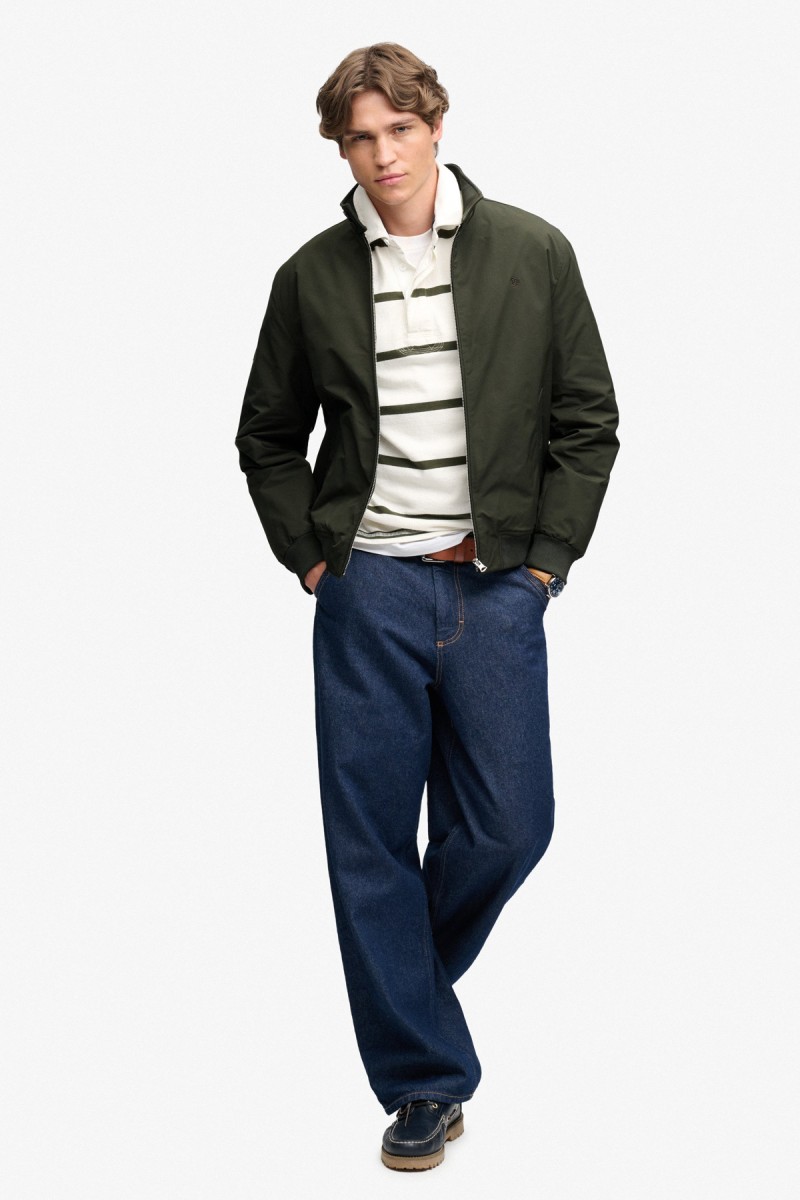  Cazadora Superdry para hombre de estilo Harrington con diseño acolchado y corte Relaxed Fit. Una reinterpretación premium de este clásico, con líneas limpias, detalles de canalé y una estética elegante y versátil.  2