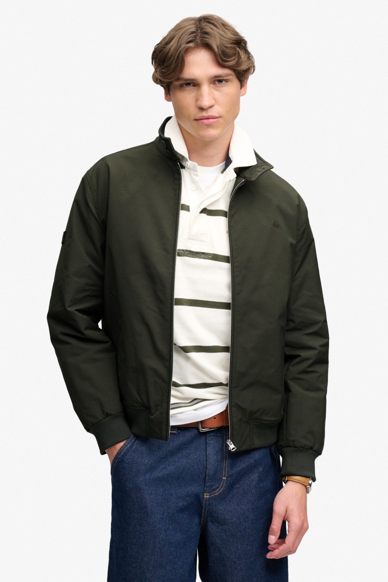  Cazadora Superdry para hombre de estilo Harrington con diseño acolchado y corte Relaxed Fit. Una reinterpretación premium de este clásico, con líneas limpias, detalles de canalé y una estética elegante y versátil. 