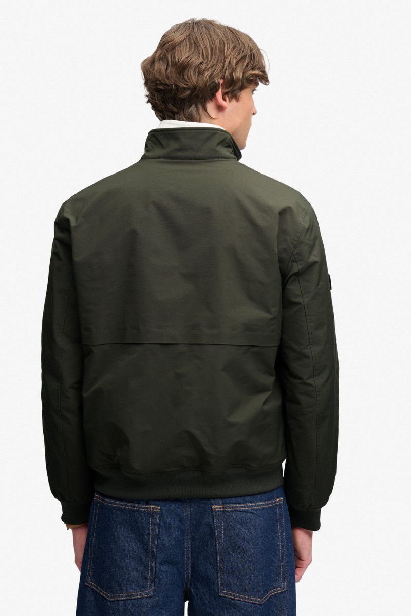  Cazadora Superdry para hombre de estilo Harrington con diseño acolchado y corte Relaxed Fit. Una reinterpretación premium de este clásico, con líneas limpias, detalles de canalé y una estética elegante y versátil. 