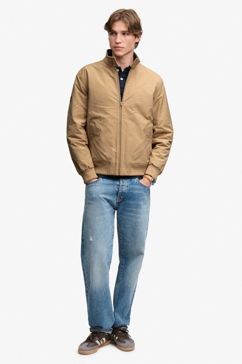  Cazadora Superdry para hombre de estilo Harrington con diseño acolchado y corte Relaxed Fit. Una reinterpretación premium de un clásico, con líneas limpias, acabados de canalé y una estética elegante y versátil.  2