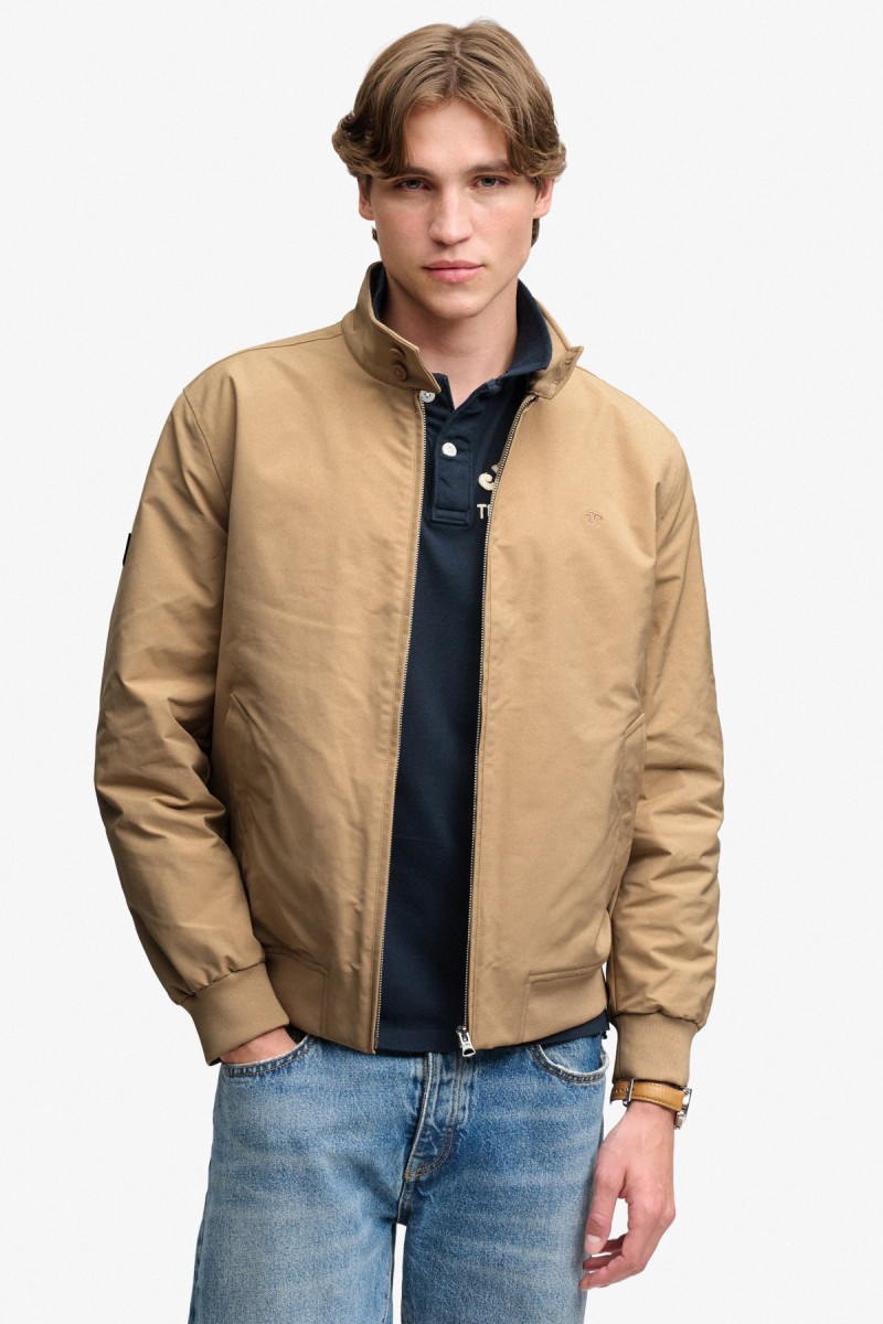  Cazadora Superdry para hombre de estilo Harrington con diseño acolchado y corte Relaxed Fit. Una reinterpretación premium de un clásico, con líneas limpias, acabados de canalé y una estética elegante y versátil. 