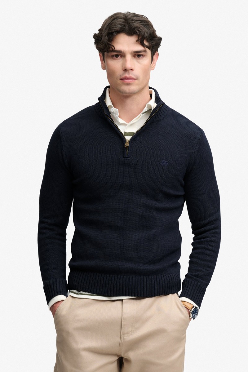  Jersey Superdry para hombre confeccionado en 100% algodón orgánico, con corte Slim Fit y cuello de media cremallera. Un diseño de punto versátil con estética vintage y detalles cuidados. 