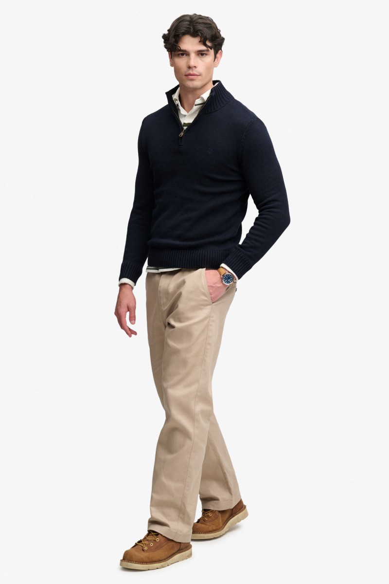  Jersey Superdry para hombre confeccionado en 100% algodón orgánico, con corte Slim Fit y cuello de media cremallera. Un diseño de punto versátil con estética vintage y detalles cuidados. 