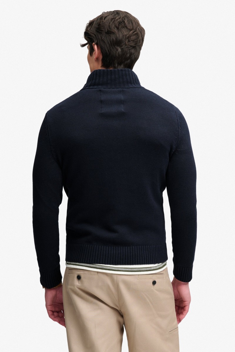  Jersey Superdry para hombre confeccionado en 100% algodón orgánico, con corte Slim Fit y cuello de media cremallera. Un diseño de punto versátil con estética vintage y detalles cuidados. 