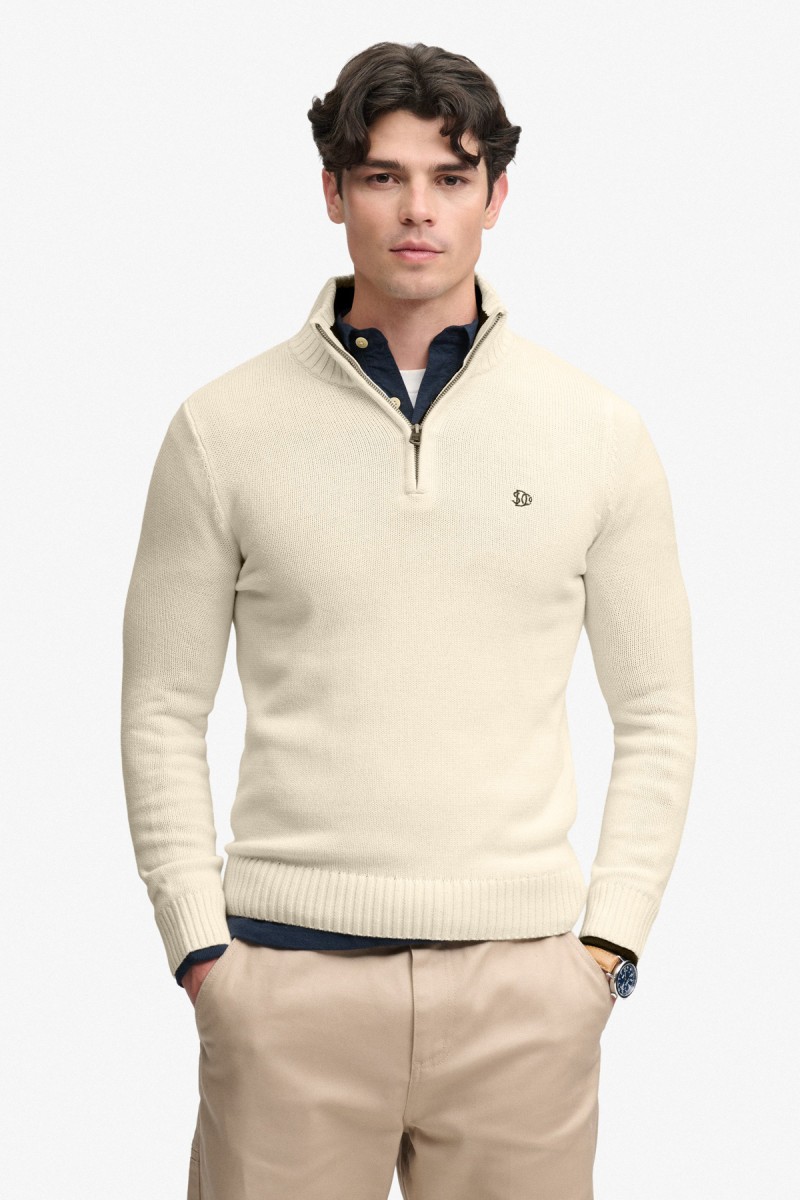  Jersey Superdry para hombre confeccionado en 100% algodón orgánico, con corte Slim Fit y cuello de media cremallera. Un diseño de punto versátil con estética vintage y detalles cuidados. 