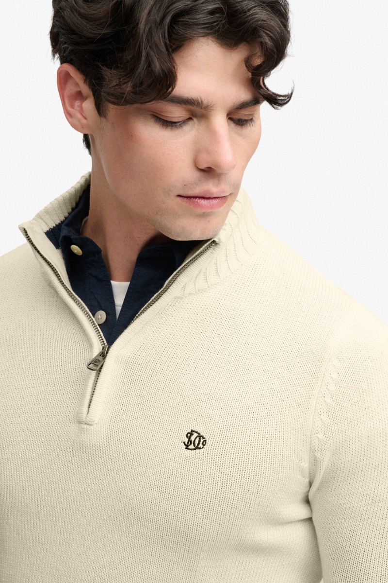  Jersey Superdry para hombre confeccionado en 100% algodón orgánico, con corte Slim Fit y cuello de media cremallera. Un diseño de punto versátil con estética vintage y detalles cuidados. 