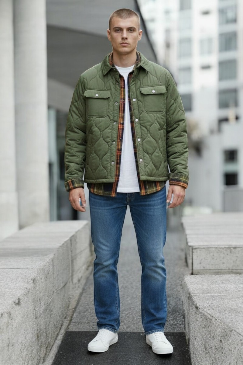 Look casual urbano hombre con chaqueta acolchada | Uncode